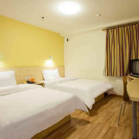 7Days Inn Wuhan Wuchang Train Station Shuoyi Road Subway Station Branch Rom bilde