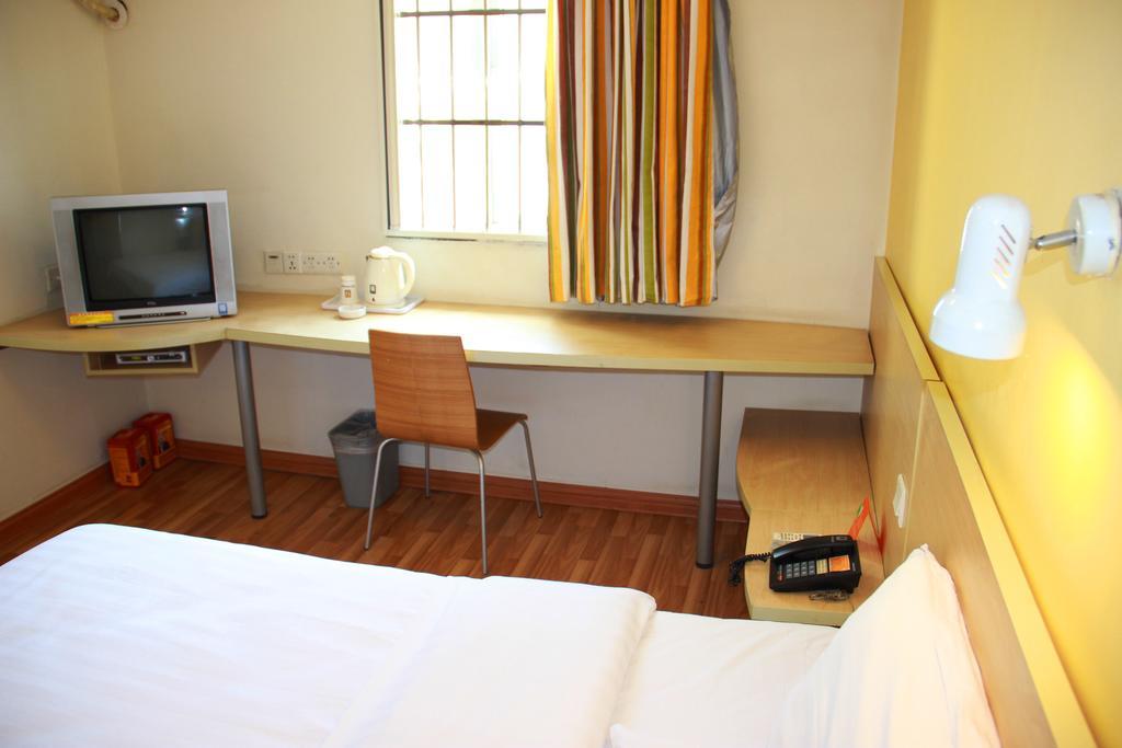 7Days Inn Wuhan Wuchang Train Station Shuoyi Road Subway Station Branch Rom bilde
