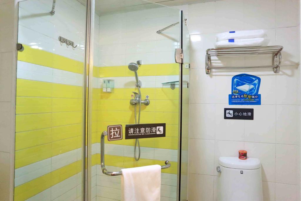 7Days Inn Wuhan Wuchang Train Station Shuoyi Road Subway Station Branch Rom bilde