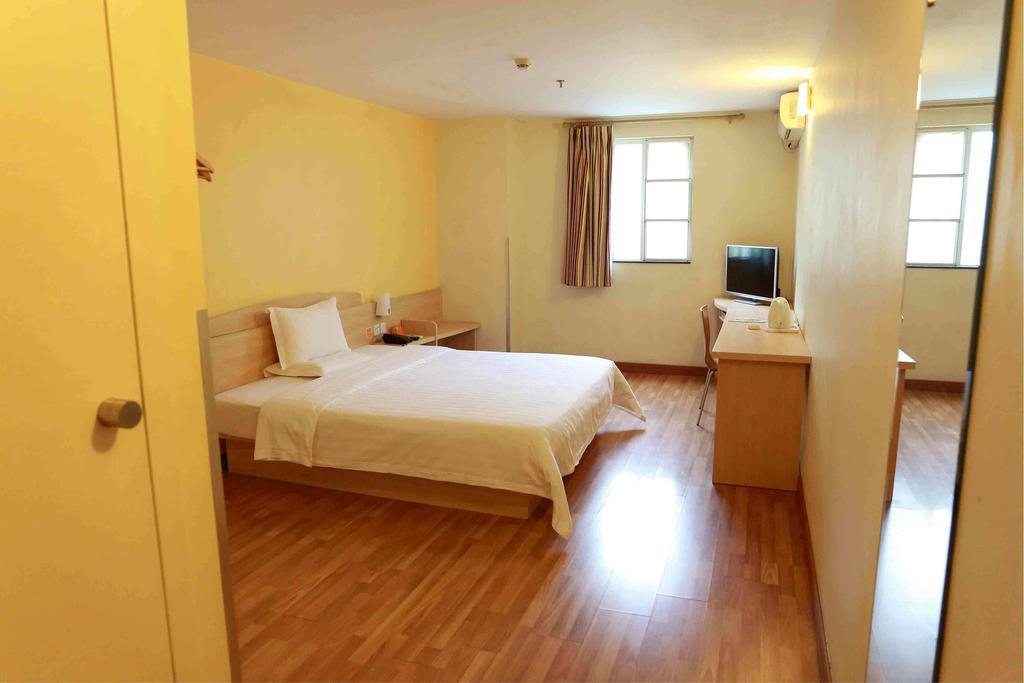 7Days Inn Wuhan Wuchang Train Station Shuoyi Road Subway Station Branch Rom bilde